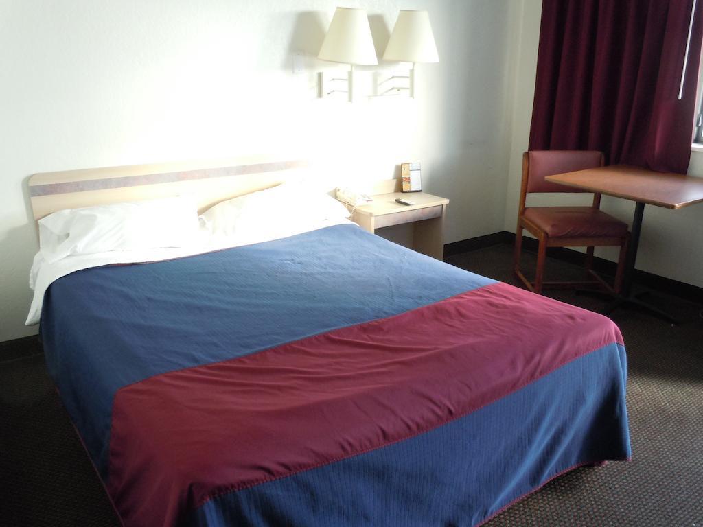 แทรเวลลอดจ์ บาย วินด์แฮม แกรนด์แรพิดส์ นอร์ท Motel Walker ภายนอก รูปภาพ