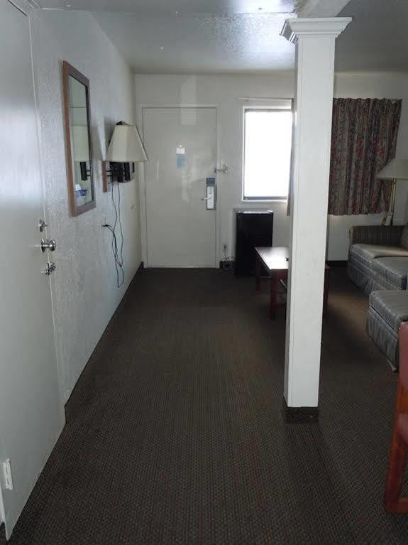 แทรเวลลอดจ์ บาย วินด์แฮม แกรนด์แรพิดส์ นอร์ท Motel Walker ภายนอก รูปภาพ